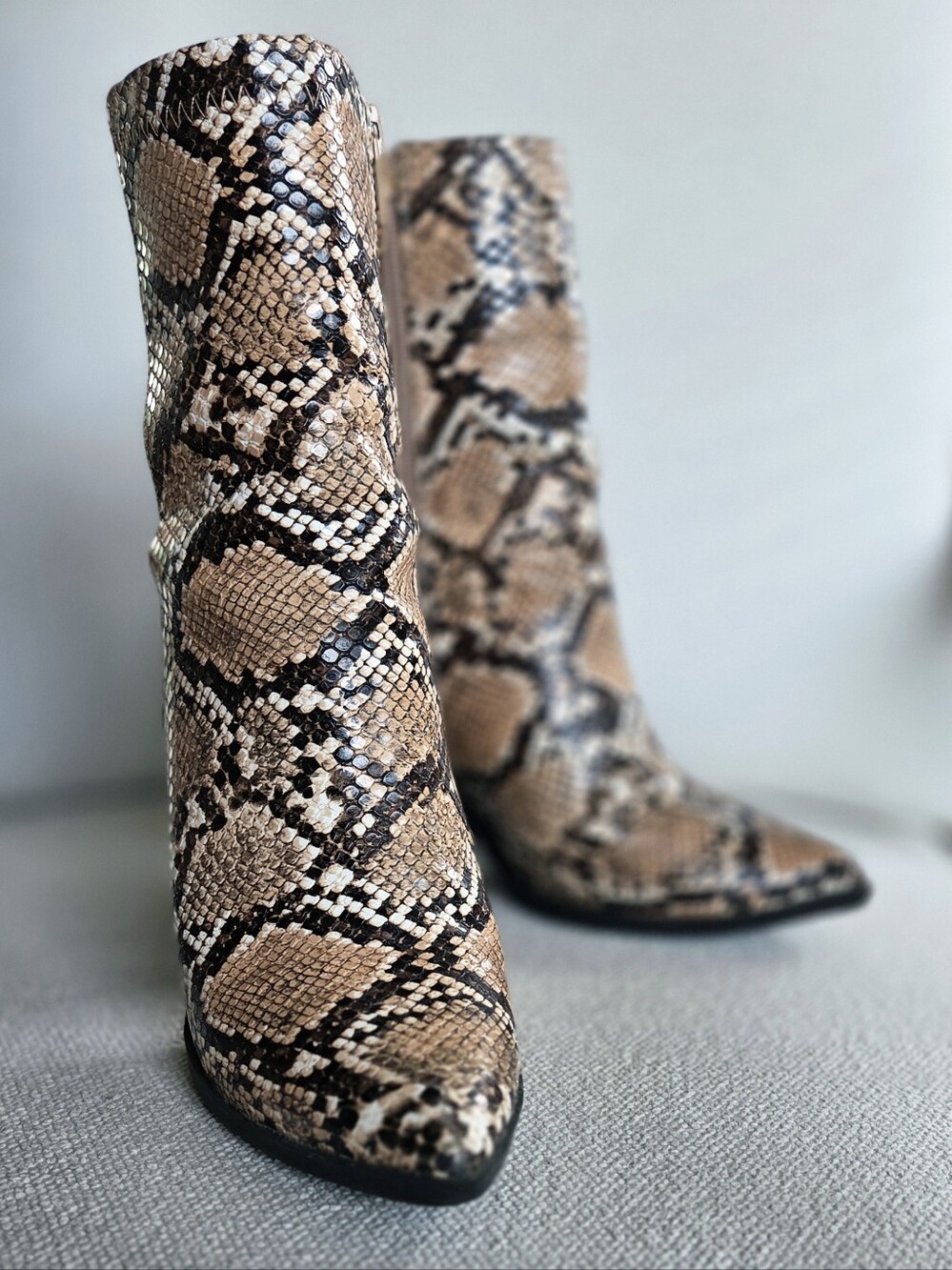 Lulus Snakeskin Western Block Heel Booties – Tan/Black – Size 6.5 Festival